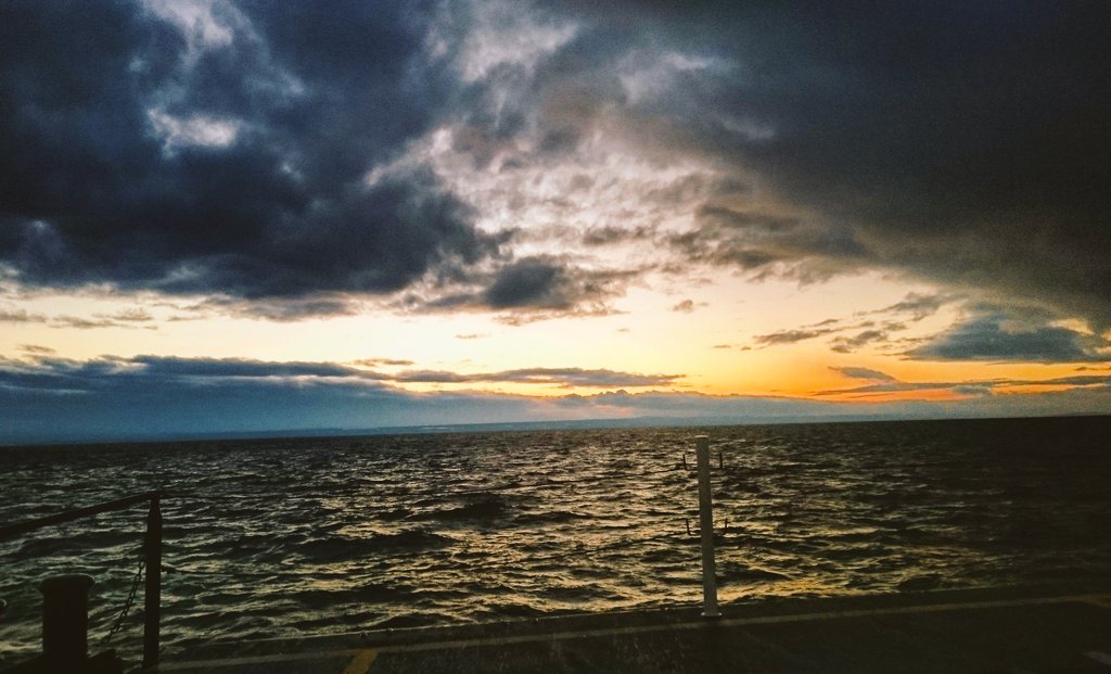 tonikindle's tweet photo. Gestern #abend auf der #Fähre von #Friedrichshafen nach #Romanshorn. #sky #Himmel #abendstimmung #Bodensee https://t.co/EM1sLvhhtx