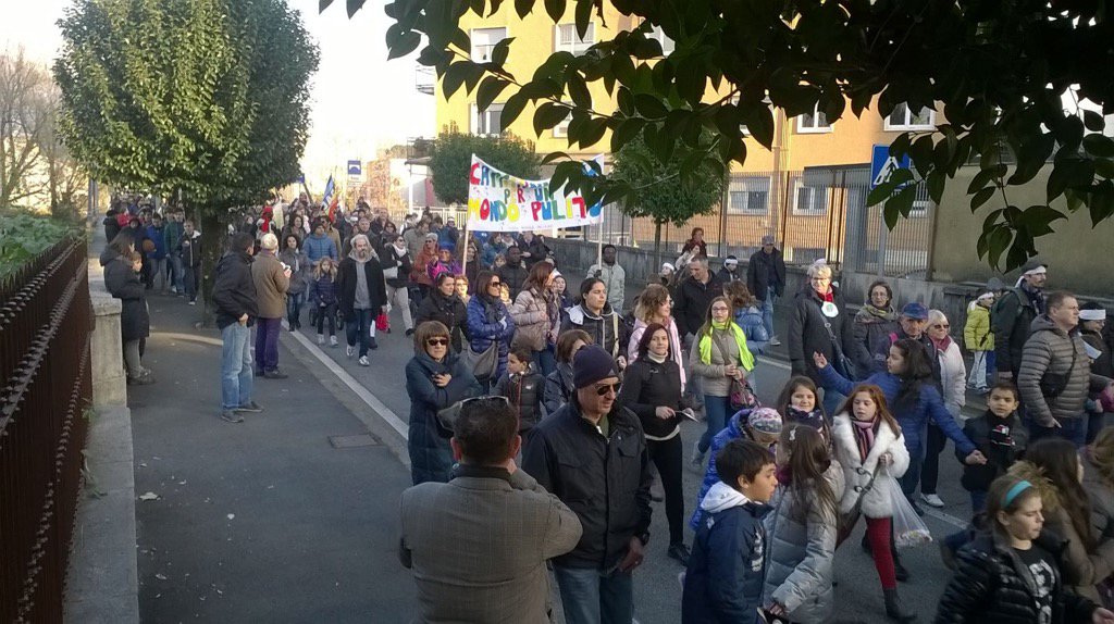 Germignaga, almeno 7000 partecipanti, musica, bandiere, sorrisi: allora c'è speranza! #marciaperilclima