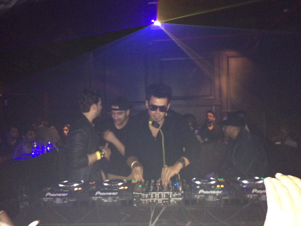 KittySuIndia's tweet image. Hmm i spot @NeilNMukesh with @djafrojack and @DJApster #AFROJACKatKittySu #AfrojackMumbai #partyjuststarted