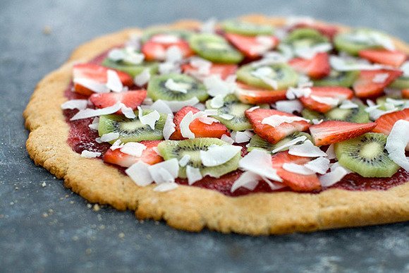 chickiticas's tweet photo. Una pizza dulce: Una galleta gigante, mermelada, frutas y chocolate blanco fileteado. Les va a encantar. https://t.co/mKO1g5ELX4