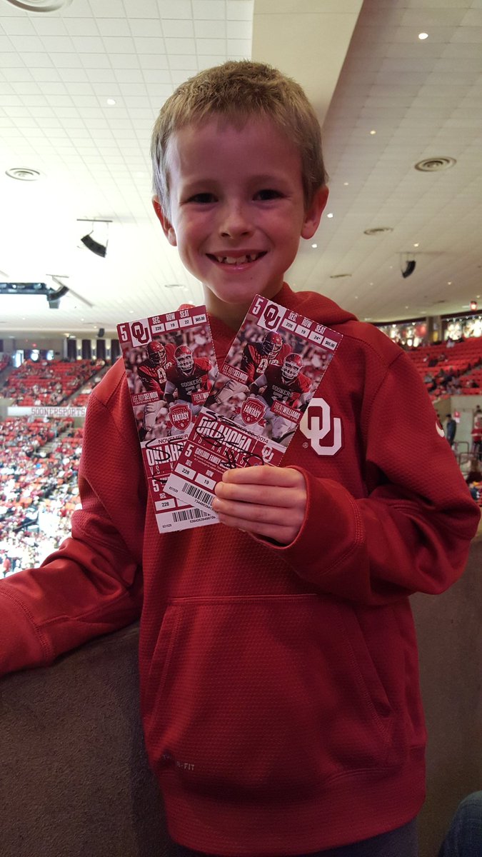 drew4ou's tweet photo. Thanks @samajp32 for signing my son's 2014 Kansas tickets. You made his day. #427 #OUDNA #Big12Champs #cfp2015 https://t.co/zW3d1m8YGZ