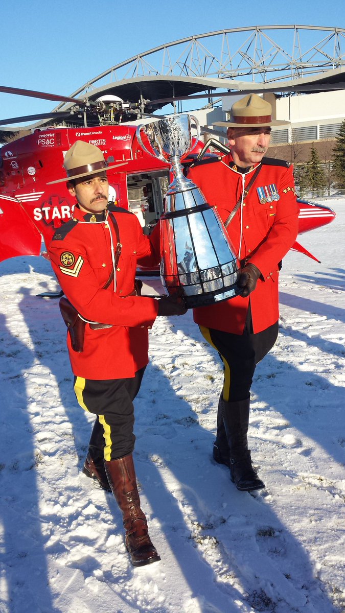 CFL_PR's tweet image. The chopper has touched down... The #GreyCup has arrived! #CFL