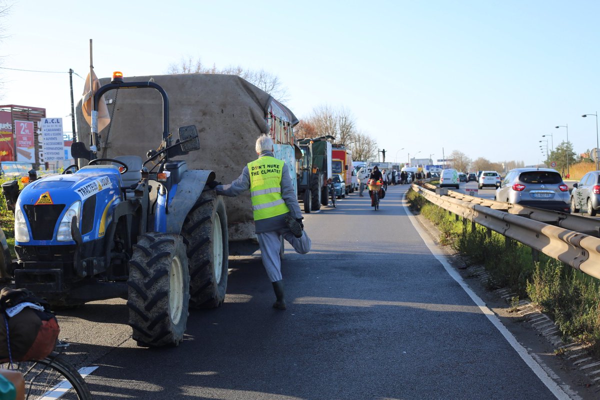 cop21mascarade's tweet photo. #MSLC21 #NDDL #COP21 28/11
D'Emancé en passant par RN 10 marche des convois sur Versailles
https://t.co/aNgLIdJrTc https://t.co/ReAYQq5Md0
