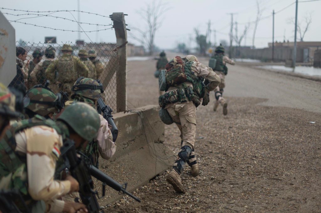 تدريبات الجيش العراقي الجديده على يد المستشارين الامريكان  - صفحة 2 CVAmWbBXIAI7oM6