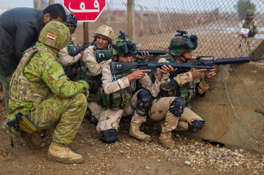 تدريبات الجيش العراقي الجديده على يد المستشارين الامريكان  - صفحة 2 CVAmWbEWIAETmmU