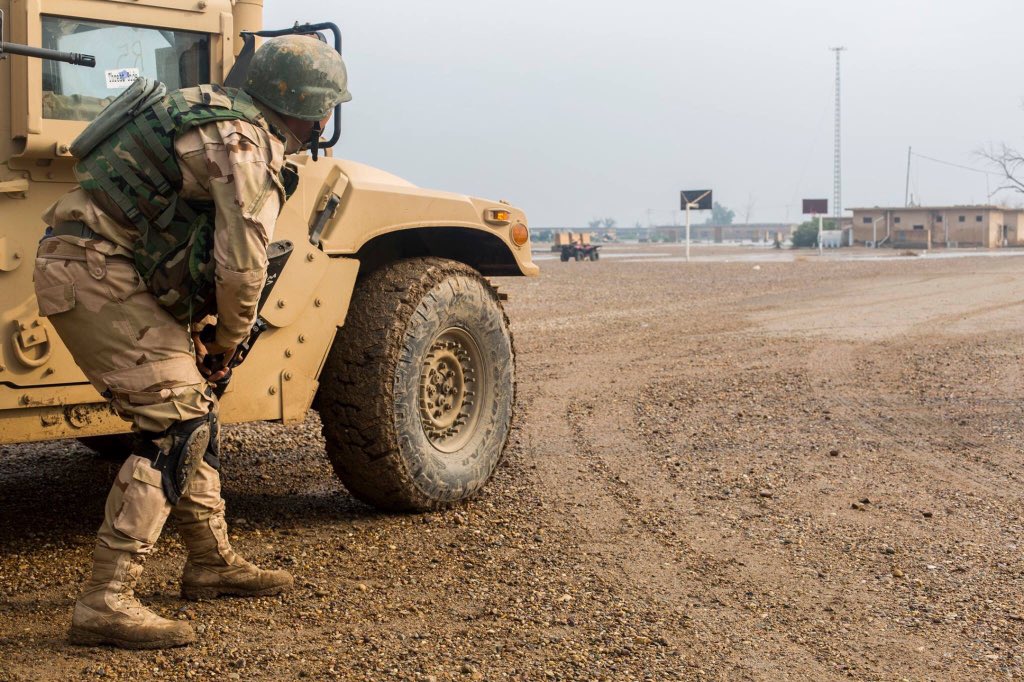 تدريبات الجيش العراقي الجديده على يد المستشارين الامريكان  - صفحة 2 CVAmWbHWoAE11Bd