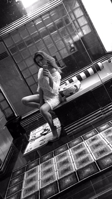 I like posing in fancy bathrooms 😎 https://t.co/0tDyx0Hker<a href="/tag/longhairdays"class="tags"><span>#longhairdays</span></a>