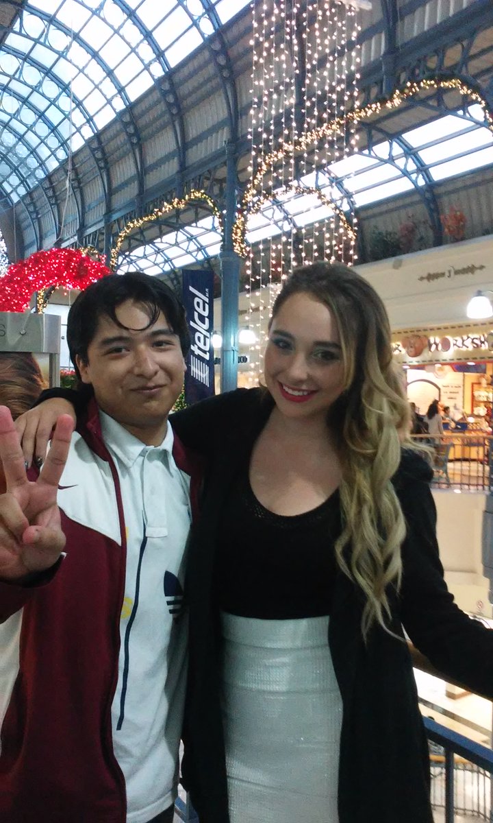 ROBLEZFERNANDO's tweet photo. Muchas gracias por haber sido tan cool ayer @ElisaV_Oficial te deseo la mejor de las suertes Saludos ;) https://t.co/cfVHWaJWOE