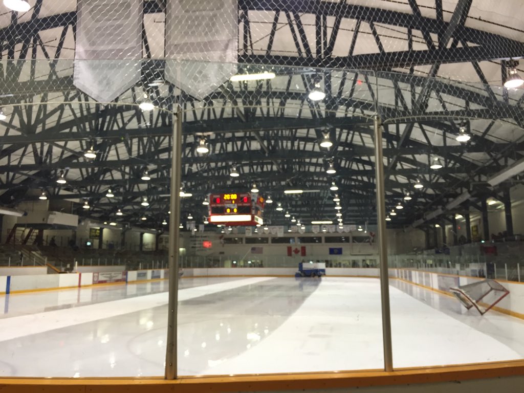 RoyalsMMAAABlue's tweet photo. Puck is about to drop in Red Deer! https://t.co/3Z0E7DmJW3