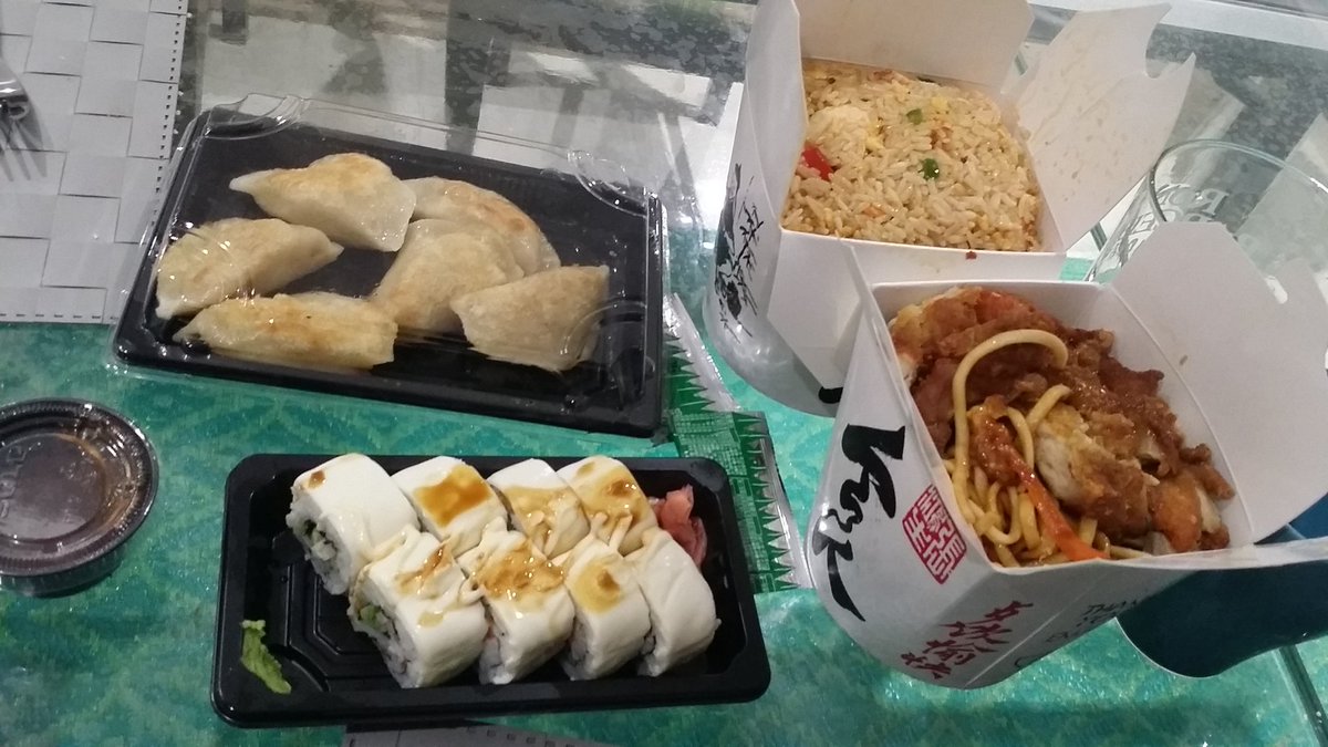 Hara_Amoros's tweet photo. Después de un intenso día de curro en la #ESLArenaFS creo que nos merecíamos una buena cena :D https://t.co/U3EwTQcgbn