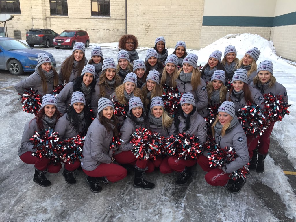 AlsCheerleaders's tweet photo. Merci @Skechers_Canada et #jupa de nous garder au chaud! #Winterpeg @MTLAlouettes @GreyCupFestival https://t.co/QtSfzAGw8u