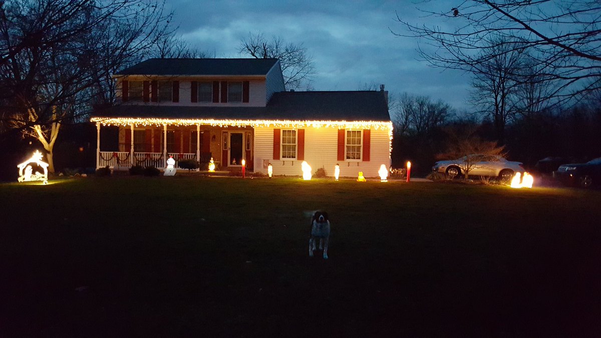 Snotrain91's tweet photo. Christmas has come back to the 'ville #cosmoapproved https://t.co/uzV49e3Ptv