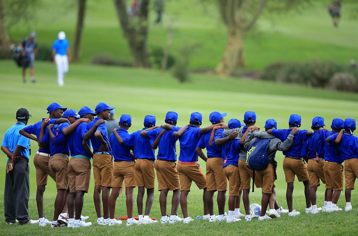Cool moment earlier as local South African school kids await <a href="/CA_Schwartzel/">Charl Schwartzel</a> on the 18th green.