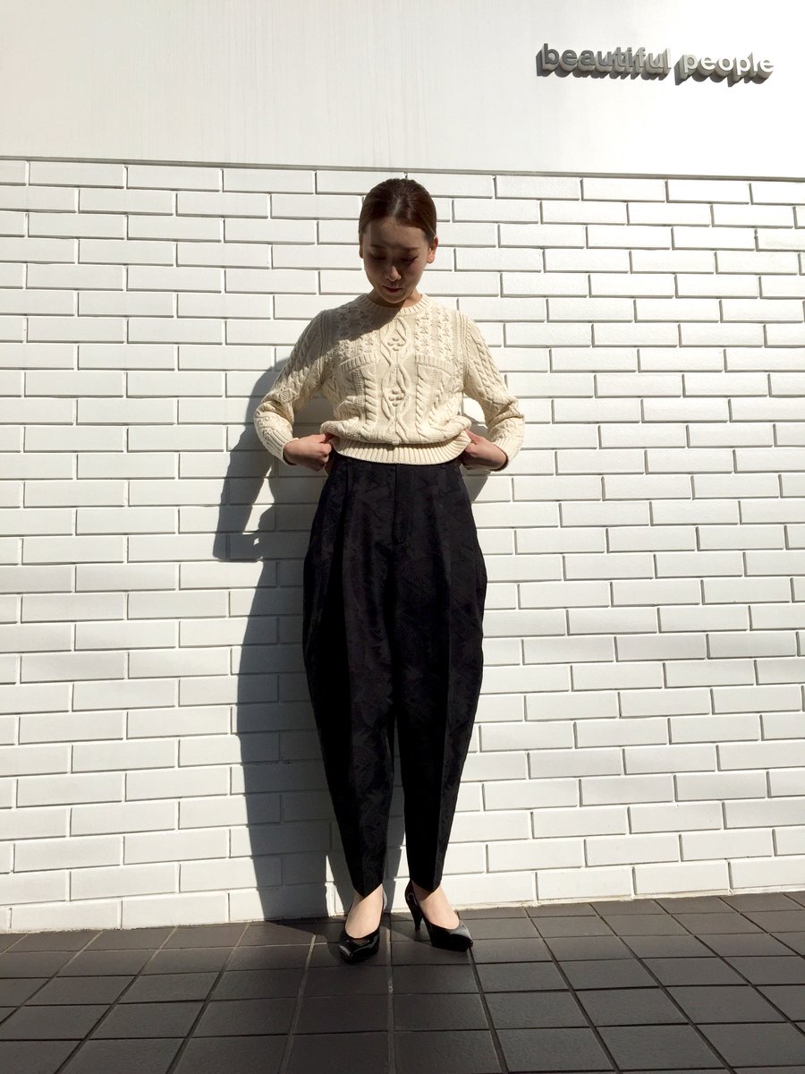 Beautiful People 公式 ビューティフルピープルのボンタン パンツ タックの入ったディテールで もも幅から裾にかけて細く絞った丸いシルエットのハイウエスト 学生服のボンタンをエレガントにこなしたユニークなボトムで 意外性がありつつ合わせやすい