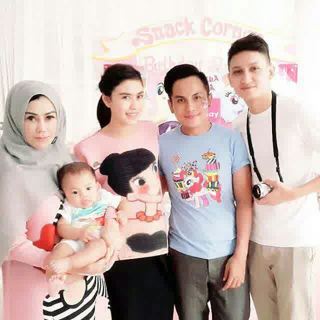 realjunnas's tweet photo. Junnass with family @RealSyahnazS @JuanBenedict 💕💕💕 https://t.co/DYZPutzJa8