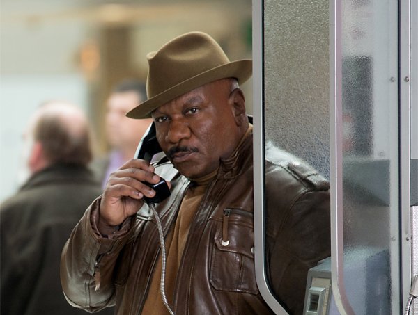 ミッション インポッシブル 公式 ルーサー スティッケル Luther Stickell はシリーズ1作目から登場している最古参のメンバーです 彼は コンピュータの魔術師 の異名をもつスゴ腕です 続く Mijp T Co Rcml9pwu