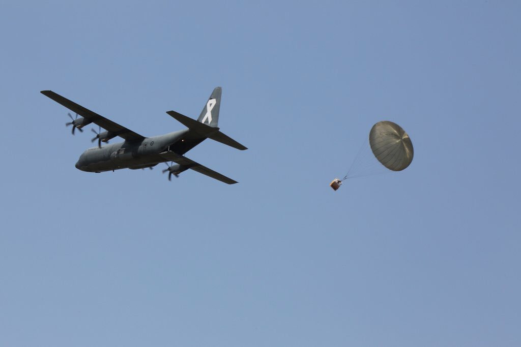 eamonhamilton's tweet photo. Low-cost airdrop system developed by @Aus_AirForce &amp; @AustralianArmy for C130J, C27J, C17A https://t.co/zPYn2BhSmC https://t.co/VZjPkHW02h