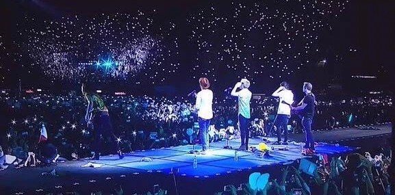 1995Bety's tweet photo. #KitPremios1d #PremiosTelehit 
Hoy la retransmisión , otra vez los chicos!!! @tvtelehit 
Un sueño, revivirlo :3 https://t.co/mdc3DduBLj