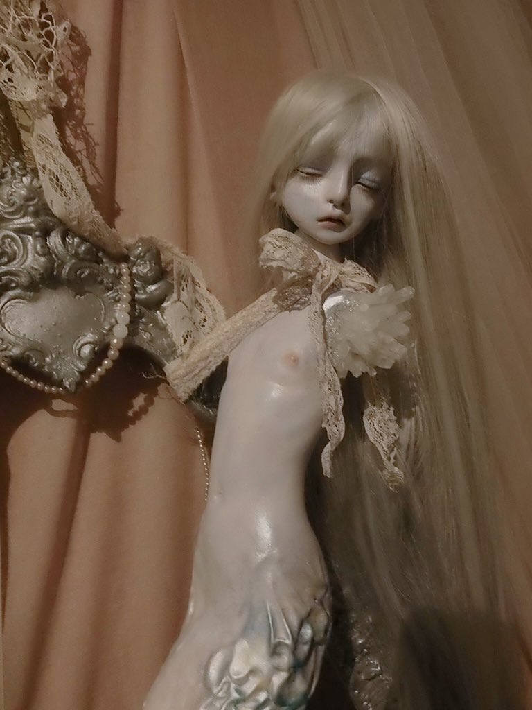 vitafragilis1's tweet photo. パラボリカでの展示をちまちま振り返るシリーズ、少年人形・エピュレ。「獲ったどー！」と我が家に吊るされてたおさかなさんがなんとか完成。とれとれぴちぴちです。 https://t.co/DP44iuNoIv