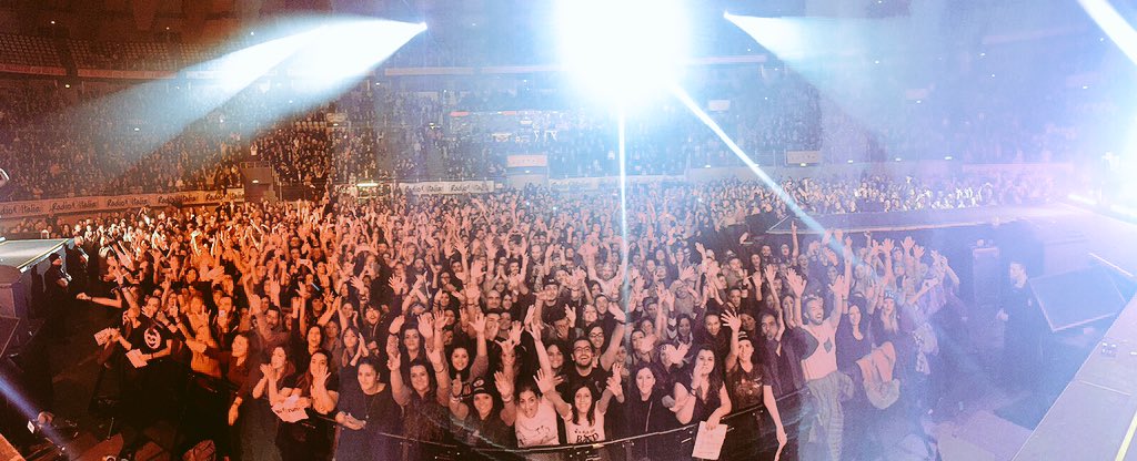 Negramaro's tweet photo. Grazie #Roma per queste tre lune piene di voi!!! Il cuore esplode!!! #lrsaTour2015 #ilpostodeisanti https://t.co/1p0j6XotUl