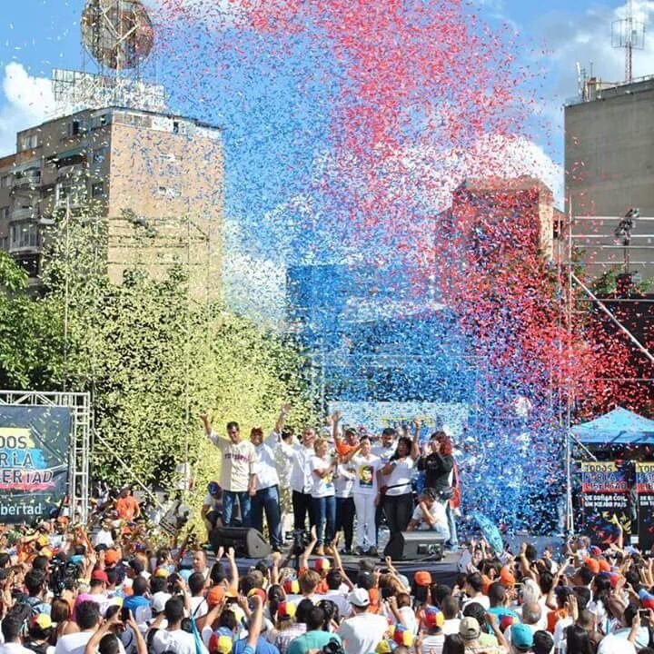 unidadvenezuela's tweet photo. Todos por la Libertad recordó hoy el cambio que se avecina para los presos políticos de cara al 6D https://t.co/K9WcMvyCxm