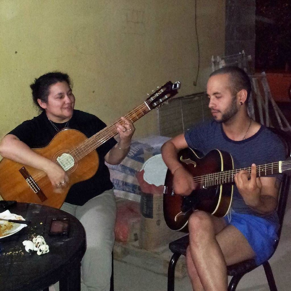 AngelaLucia77's tweet photo. Cantando en una obra en construcción con mi sobrino Emmanuel 😉😄🎸🎶🎤 https://t.co/LS7QxBpQJn