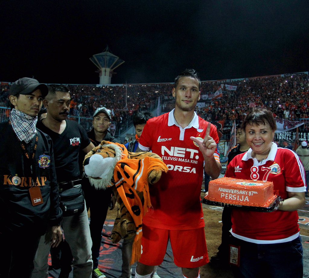 raphaelmaitimo's tweet photo. Terima kasih untuk Jakmania dan Aremania atas atmosfer luar biasa yang kalian ciptakan pada ultah Persija ke 87! https://t.co/EKWQtRLOsX