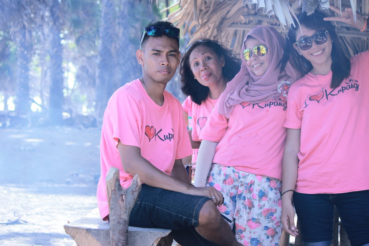 giszel_la's tweet photo. Barbequean di Oetune Beach with pacar's fams... 😄😚😍 https://t.co/GBZMCGKrrH