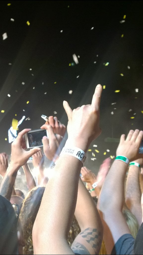 StevoPayne's tweet photo. AC/DC in Perth last night. https://t.co/FdzYf6b0tR