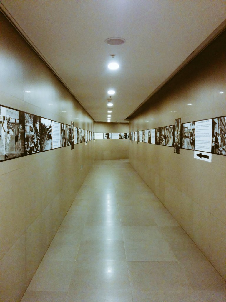 whewfinder's tweet photo. On the walls of a washroom passageway in Phoenix Mall Velachery  |  Hungama Bombay Ishtyle - a photostory https://t.co/TlbC0GO9tg