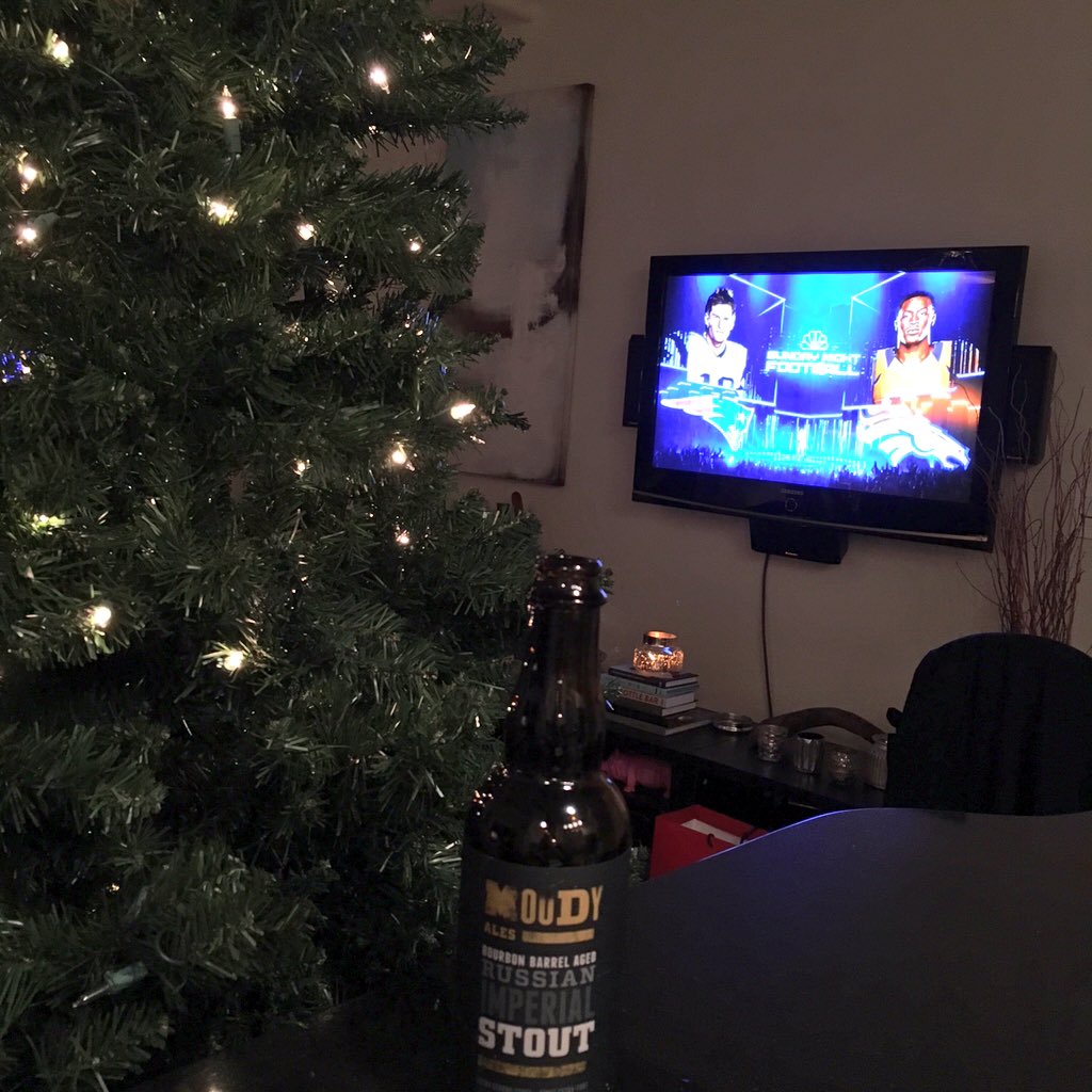 KayOhSea's tweet photo. Sunday night #ChristmasCarols with @carrieunderwood @SNFonNBC #thanksgiving #SNF #broncosvspats #BroncosCountry 🐴🏈🍻 https://t.co/sv496fPTwi