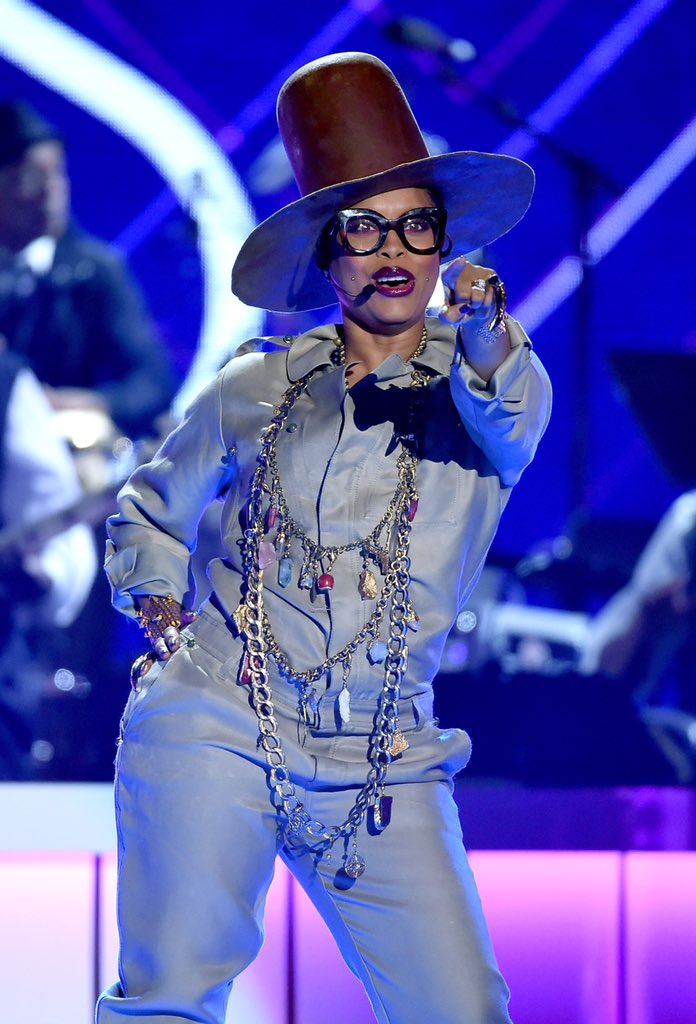 BET's tweet photo. Yesssssss!!!!! You better call Tyrone! #SoulTrainAwards https://t.co/ntaQw7Y8xH