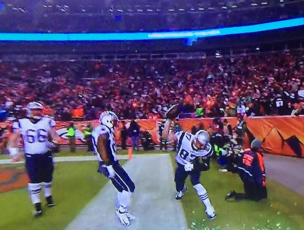 robertwolf32's tweet photo. #PatsNation dominating 1st drive @Patriots v @Broncos @RobGronkowski "nothing but TDs" #SpikeTime https://t.co/Ngr1mpgQLQ