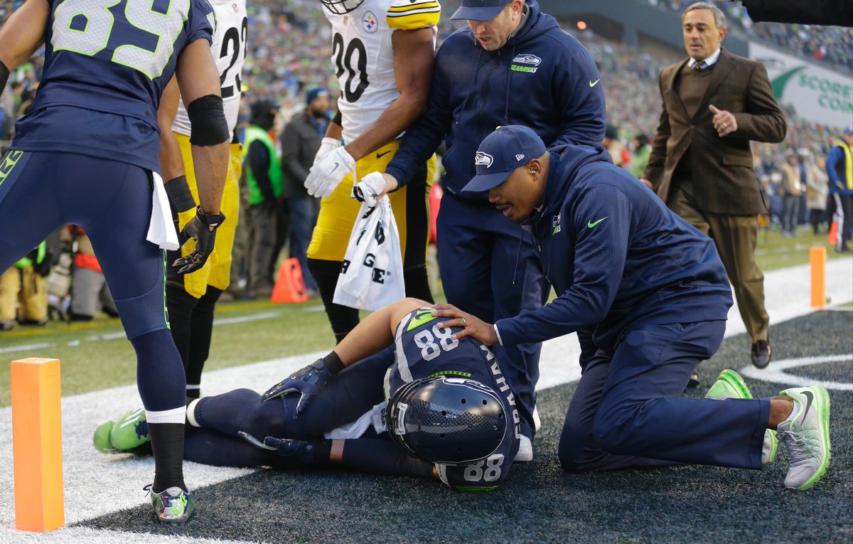 ESPNNFL's tweet photo. Jimmy Graham is out for the season after tearing the patella tendon in his right knee. https://t.co/rz57G5xLF7 https://t.co/mzWgeLZqP7