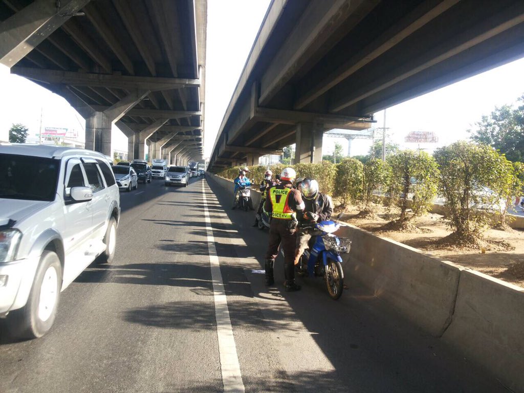 <a href="/js100radio/">JS100Radio</a> วิภา 6-6พร้อมกำลัง 6 นาย จับกุมรถจยย.ฝ่าฝืน(เข้าช่องทางด่วน)แยกหลักสี่ ผลปฎิบัติจับกุมได้จำนวน 25รายครับ