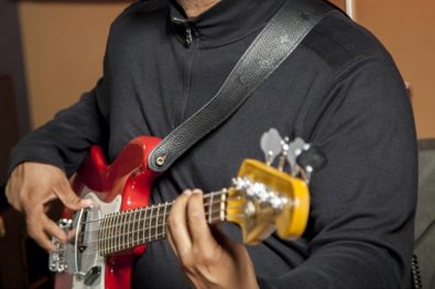 Fender's tweet photo. STRUM AND SHRED IN STYLE - Available in classic black or vintage brown: https://t.co/vsFKe1BEPN (US) https://t.co/PL31TQcyR5