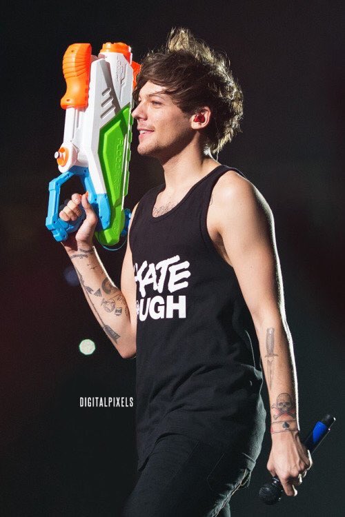 TeamDirectionBR's tweet photo. Louis nunca deixa a criança dentro dele se apagar #MTVStars One Direction https://t.co/J2nJR4E0ye