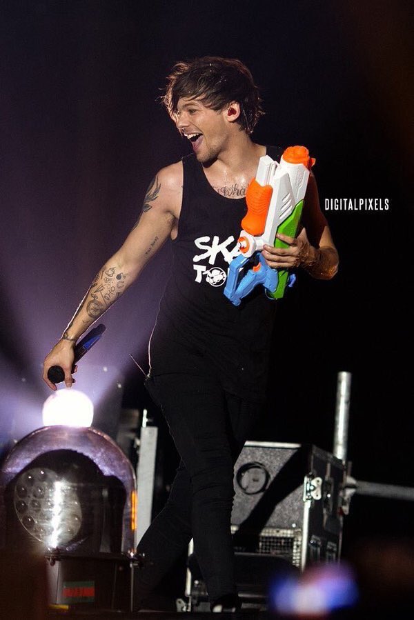 TeamDirectionBR's tweet photo. Louis nunca deixa a criança dentro dele se apagar #MTVStars One Direction https://t.co/J2nJR4E0ye