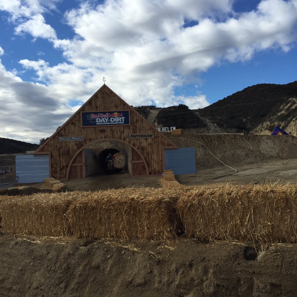 kerina_marie's tweet photo. day in the dirt with @adi_rose_ @Taylor_marrie_ โฅ๏ธ #DITD18 https://t.co/9EFRBcm0cN