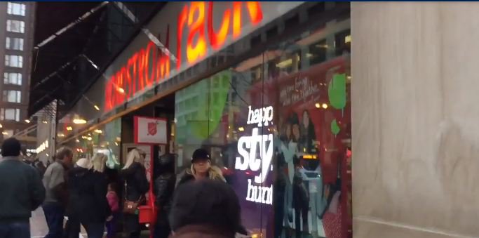 NET_CJ's tweet photo. #NET10 akan mengajak kalian melihat suasana Black Friday di Chicago. Simak ya sesaat lagi!

https://t.co/00e24UlyPB https://t.co/U08wN5lVsB