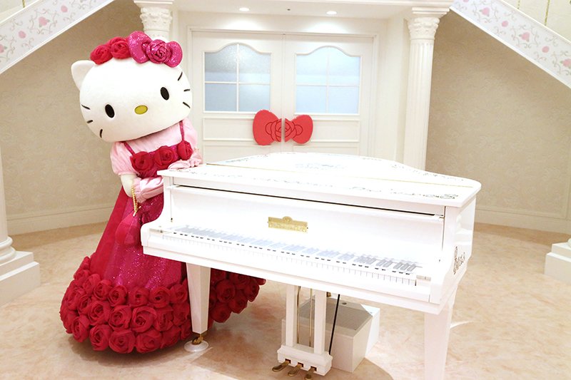 レディキティが案内してくれたのは「ピアノラホール」。なんとレディ