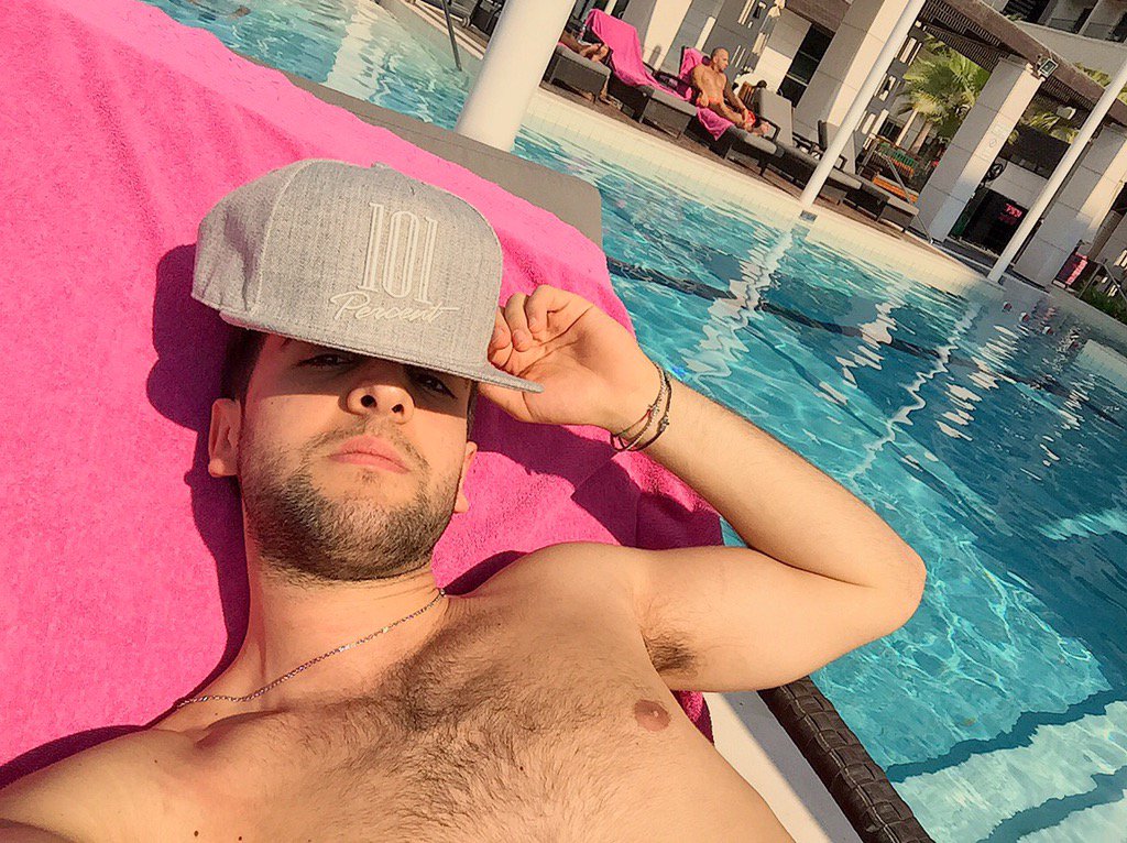 piero_barone's tweet photo. Dosi di vitamina E... #pool #sunnyday #35C #AbuDhabi #uae https://t.co/6BLBHhVaRg