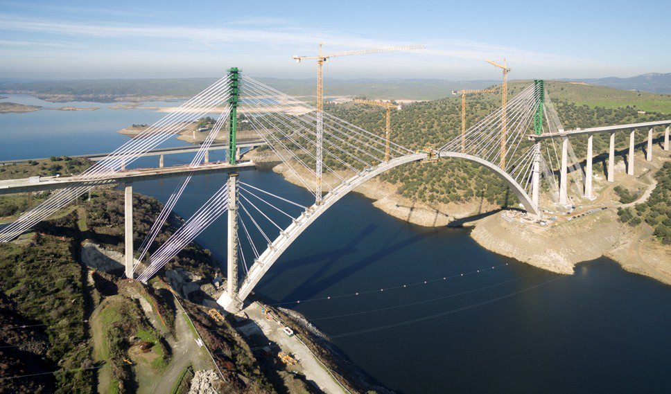 Estructurando's tweet photo. Cierre del arco del Viaducto del Tajo https://t.co/kSbGiSQ3fd https://t.co/Jk53GY8b83