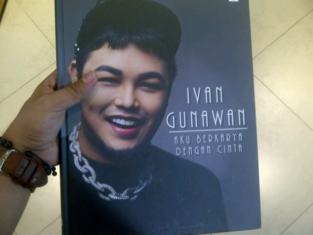 RidoNovarro's tweet photo. @aytingnew92 Bangga dan terharu bgt setelah melihat &amp; membaca buku karangan kak ivan gunawan..saluttt buat kak ivan https://t.co/iqB2ALWSGX