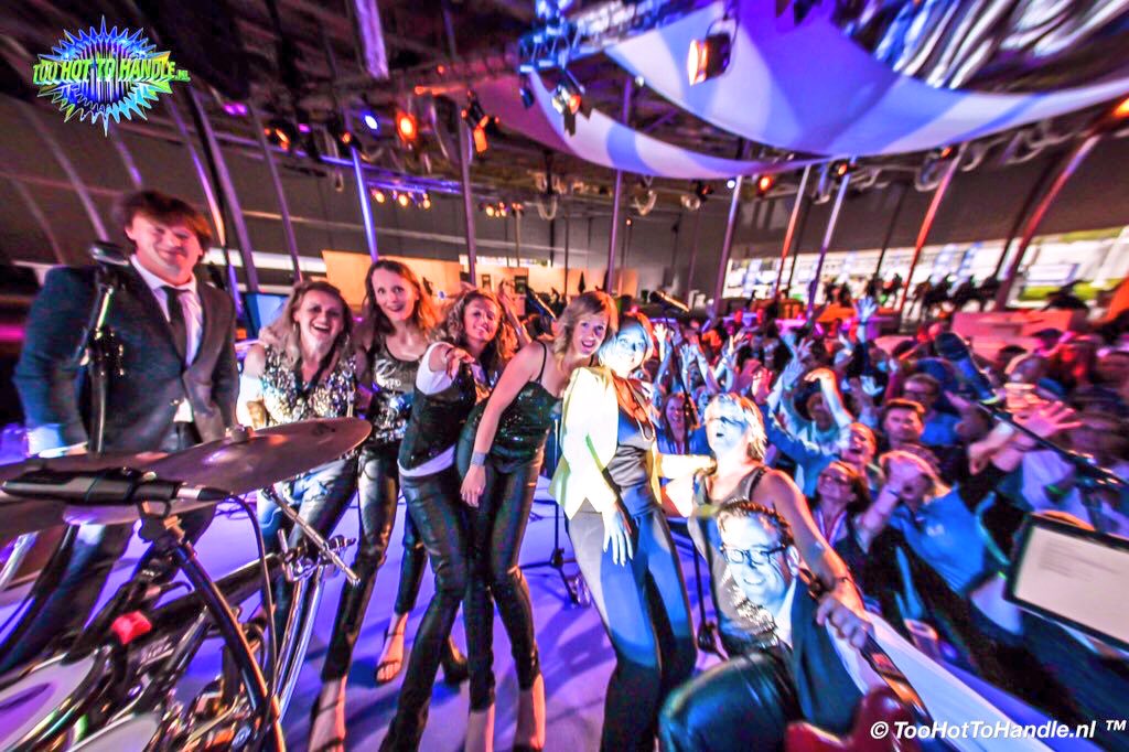 TooHotToHandleB's tweet photo. #LadiesOfTooHotToHandle are "On the Move & In the Groove". #Bedrijfsfeest #Partyband #TooHotToHandleBand #GirlPower https://t.co/fpSJ8ivpuM