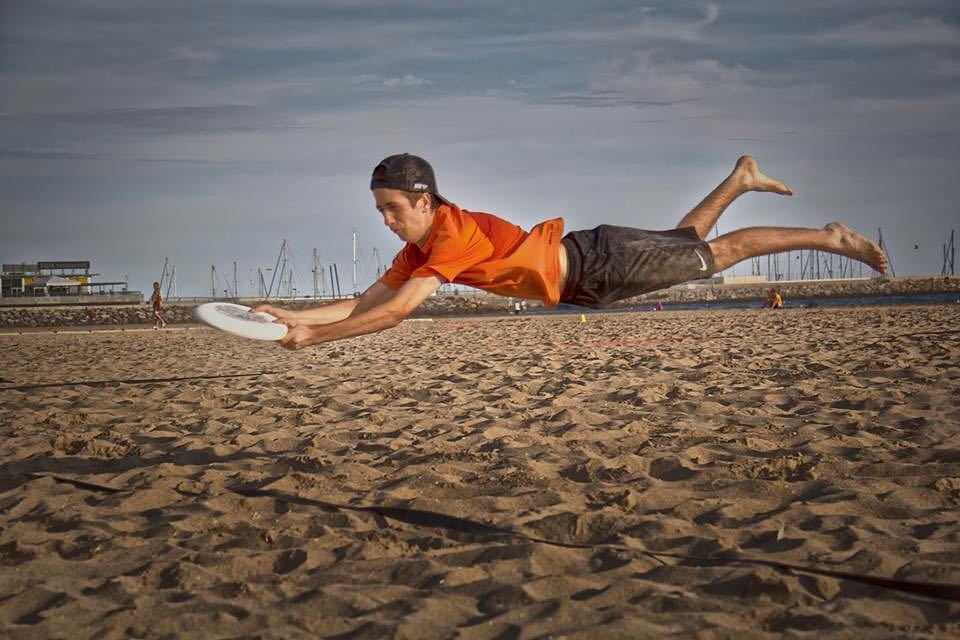 Kickstart your week by playing frisbee! <a href="/ivancazorla21/">Ivan Cazorla</a> laying out like a boss!
#theultimatelife
#throwvember
#getho…
