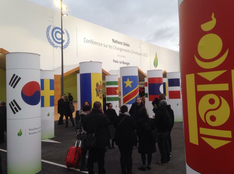 Riksteatern's tweet photo. Om en timme ca är vi framme i Paris och slutet på stafetten Run for your life!! #RunCOP21 https://t.co/doK2cSeC3S