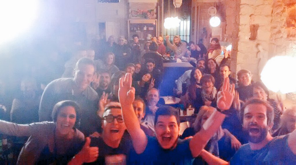ImproVivencia's tweet photo. Toma selfie con nuestro invitado Charly del pasado sábado en la #JAMdeImpro en el @TTumbao https://t.co/7PpHFCYmfO