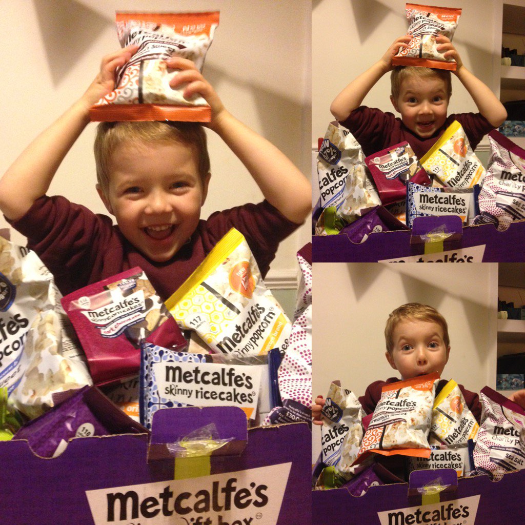 MattFattGiles's tweet photo. Someone's very happy that their Dad gets to work with @MetcalfesSkinny !! #topcorntribe #notgoingtolastlong #scrummy https://t.co/h8tOKGSS4k
