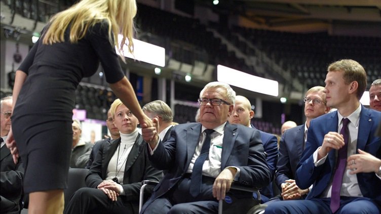 errnews's tweet photo. #Savisaar will continue as #CenterParty chairman, with 541 votes to Simson's 486 https://t.co/e9zAygEpxL #Estonia https://t.co/ebz7ga6h0K